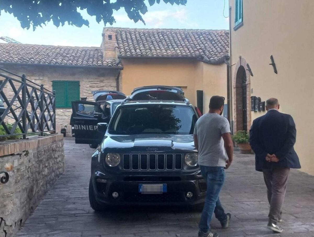 Torna l’incubo di Paderno Dugnano: a Gagliole (Macerata) un 23enne accoltella i genitori e poi tenta il suicidio