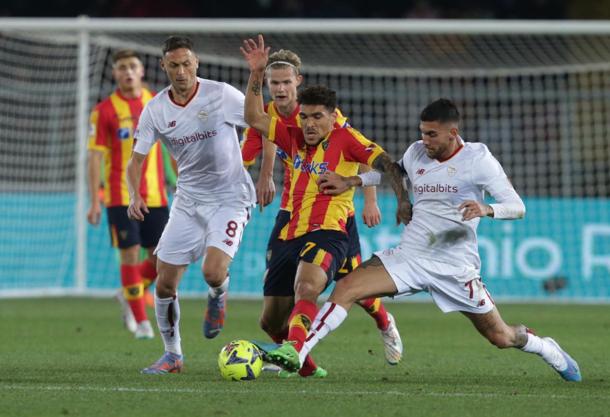 Lecce-Roma 1-1, Dybala risponde all’autogol di Ibanez