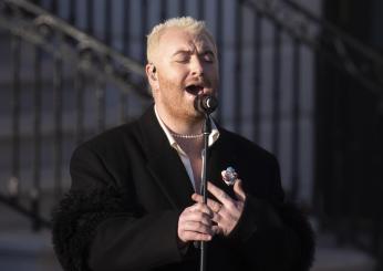 Sam Smith in vacanza sfoggia un perizoma leopardato: anche Arisa commenta