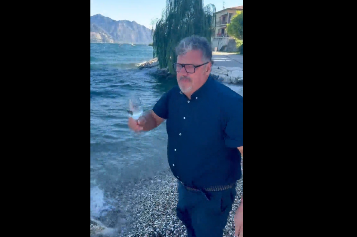 Verona,  il sindaco di Brenzano sul Garda sfida la gastroenterite e beve l’acqua del lago: “Alla salute!”. Bassetti: “Pericoloso” | VIDEO