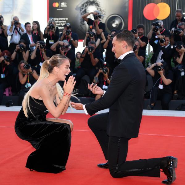 Sophie Codegoni e Alessandro Basciano si sposeranno: la proposta sull’ottavo red carpet di Venezia 79