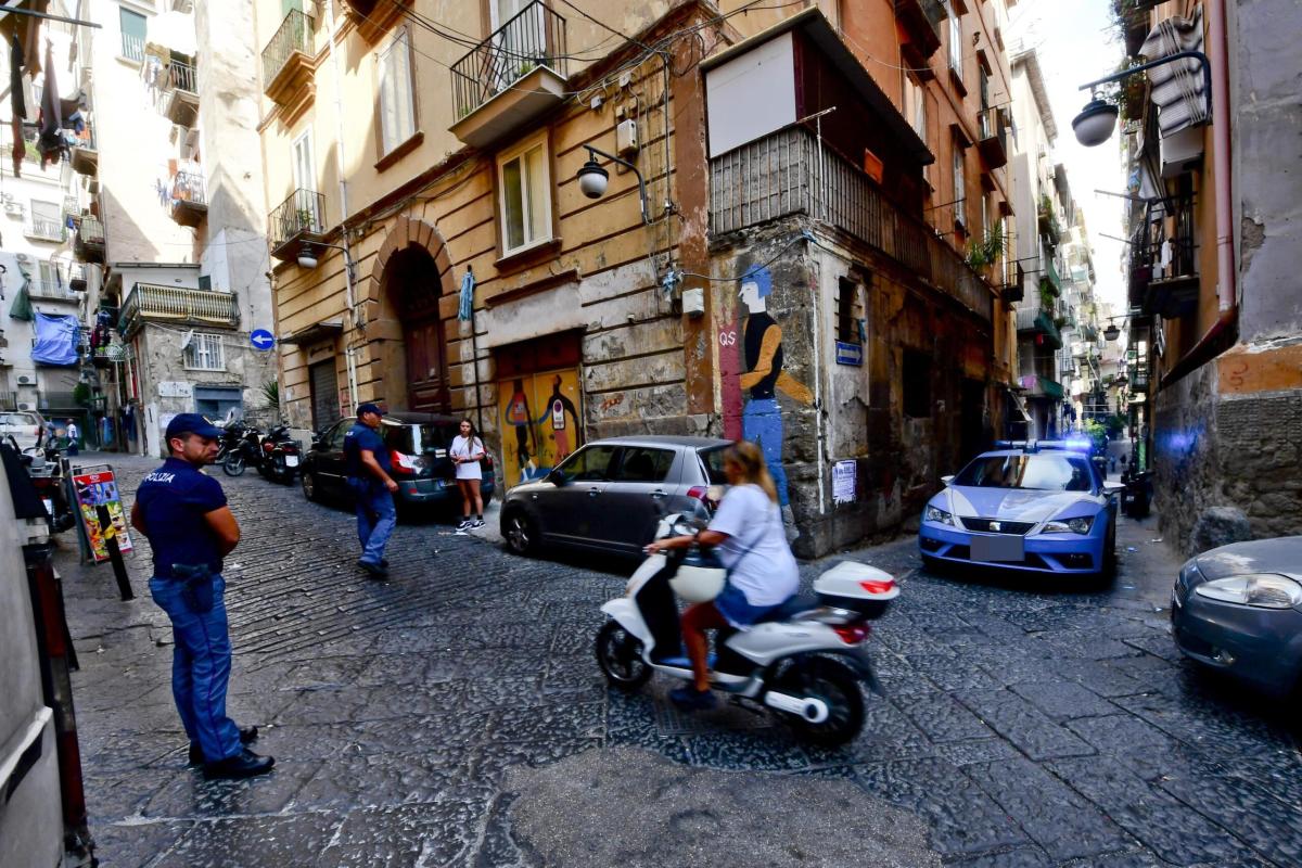 Napoli, rissa a colpi di forbici tra due donne ai Quartieri Spagnol…