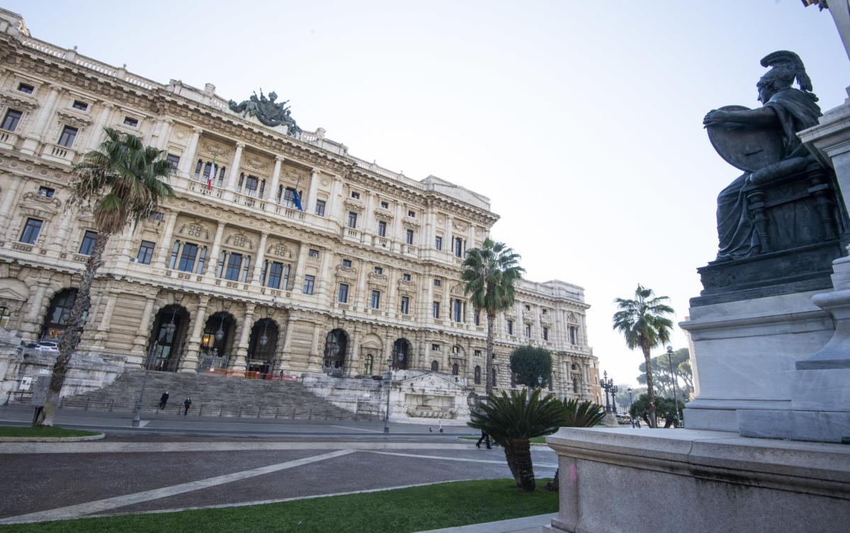 Madre perseguita psicologa e assistente sociale, condannata a un an…