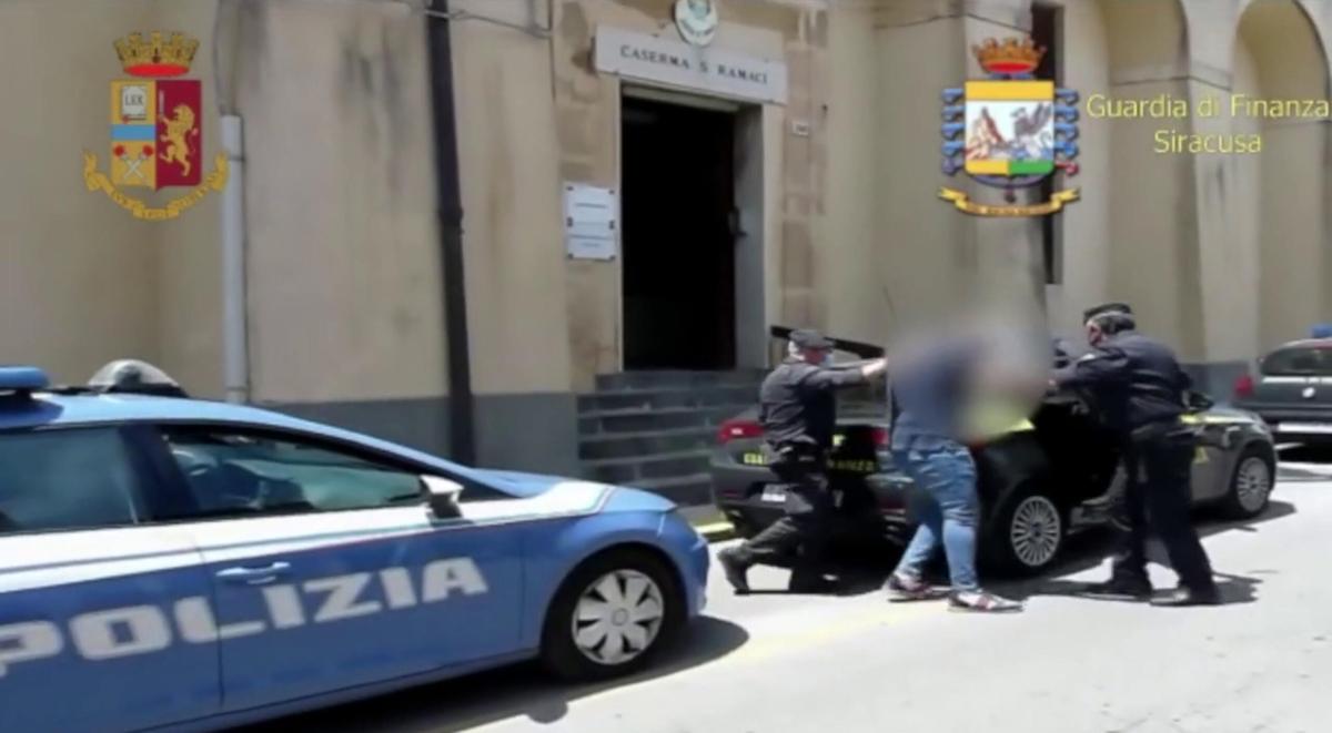 Siracusa, dramma in questura: poliziotto si suicida sparandosi alla…