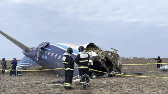 Cosa è successo all’aereo precipitato in Kazakistan? Crescono i sospetti sulla Russia