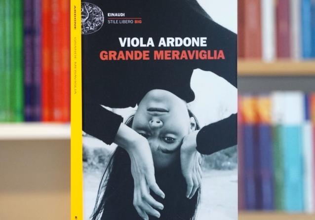 Viola Ardone, scrittrice italiana, ha pubblicato con Einaudi, Stile Libero, un lavoro sui manicomi vecchio stile.