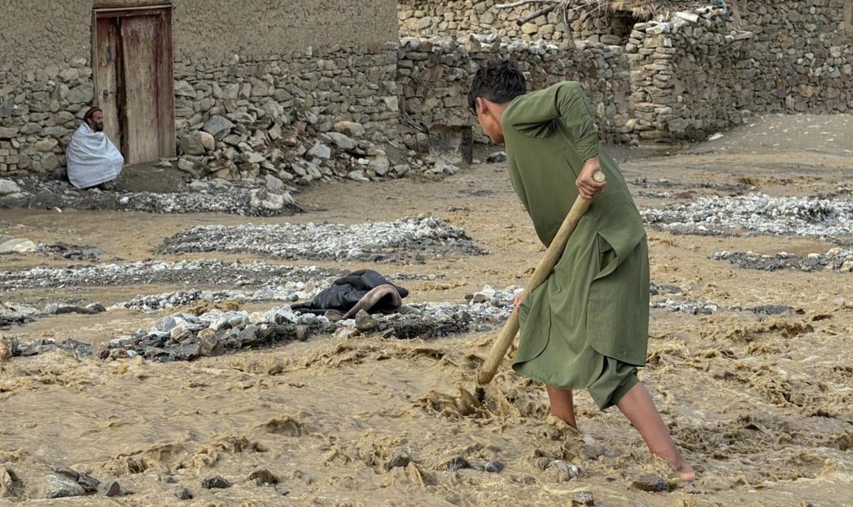 Afghanistan colpito da violente alluvioni: sono oltre trecento le vittime nel nord-est | VIDEO