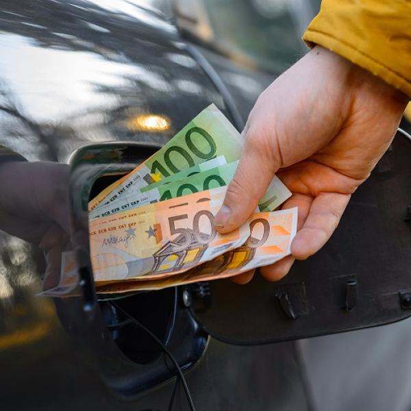 Prezzo benzina in forte calo, al self scende sotto i 1,7 euro al litro