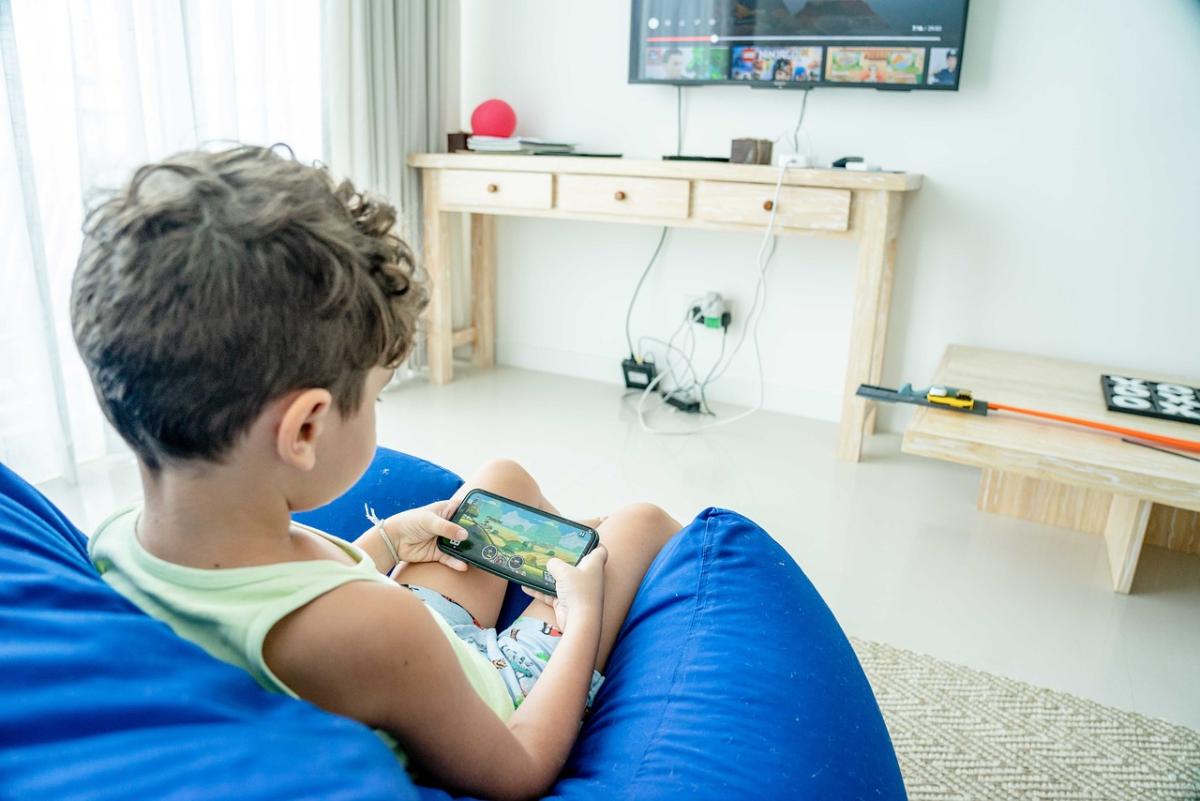 Bambini e internet, a che età possono iniziare ad usare smartphone …