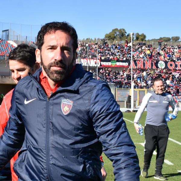 Cosenza, arriva l’esonero di Fabio Caserta. Il club: “L’allenatore sollevato dall’incarico”. Al suo posto Viali o Bisoli