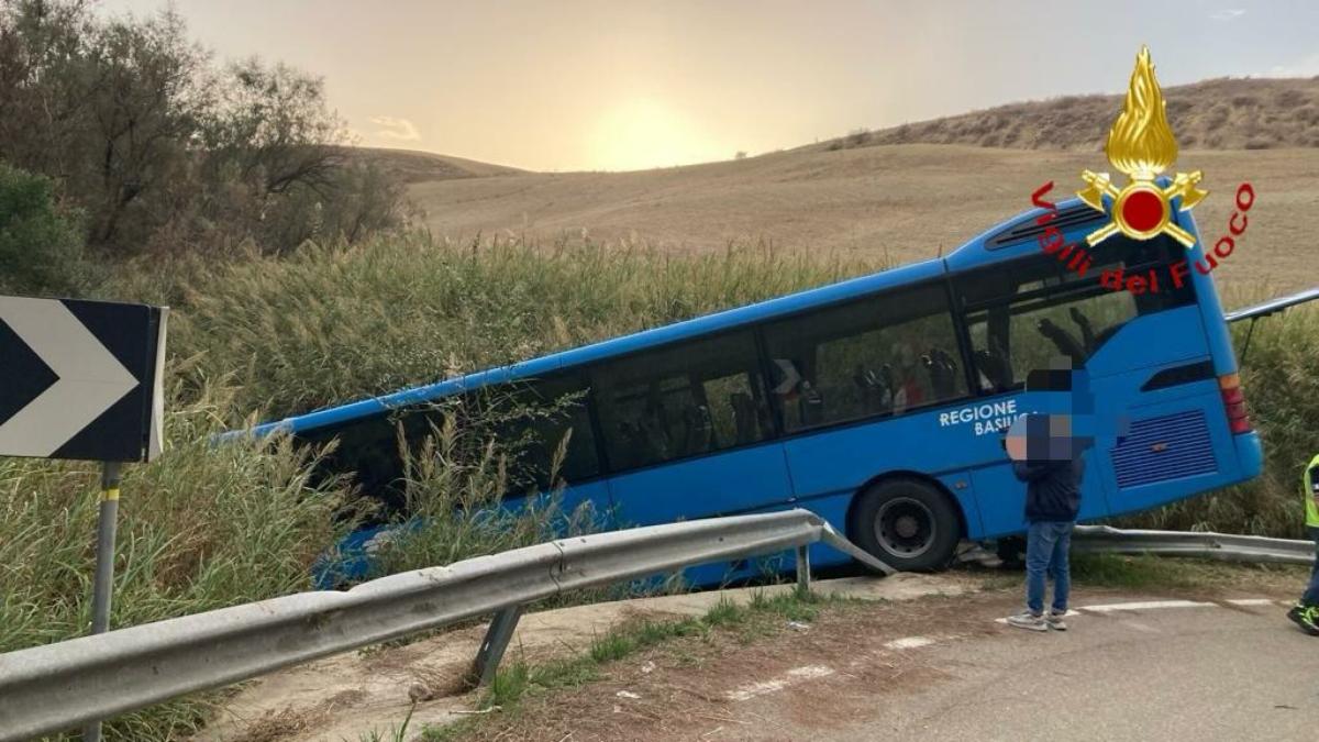 Incidente a Matera, autobus finisce fuori strada sulla provinciale …