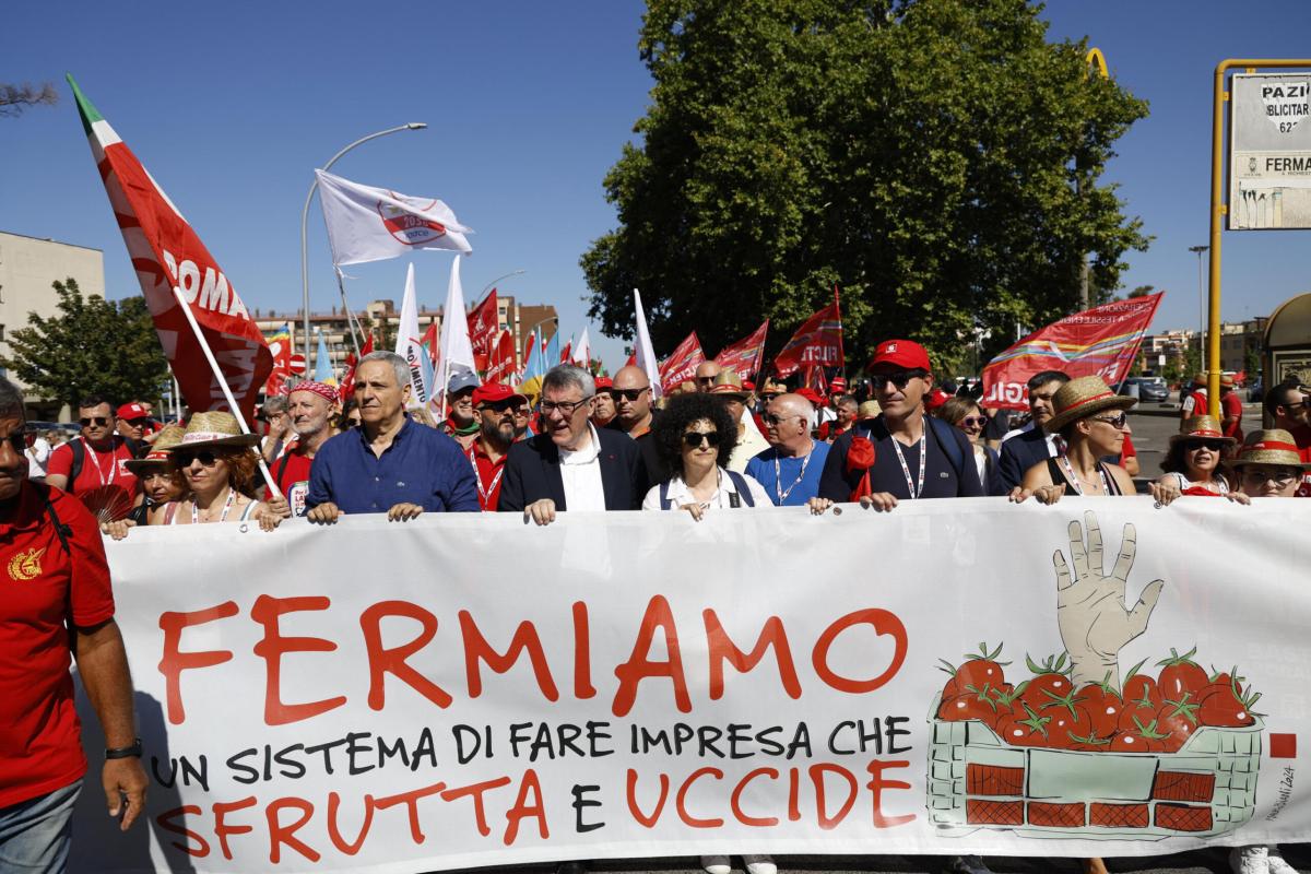 Bracciante morto a Latina, alla manifestazione contro il caporalato Landini minaccia “vertenza permanente” e Conte chiede il reato di “omicidio sul lavoro”