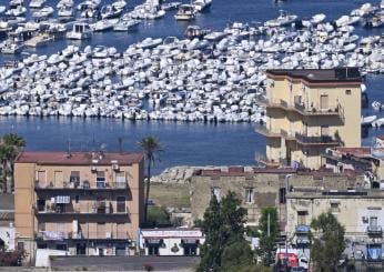 Napoli, chiazza verde-marrone appare in mare: la spiegazione scientifica