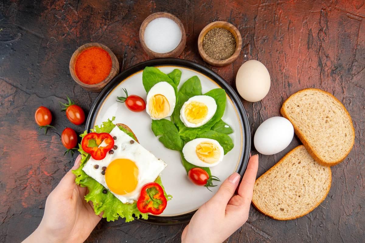 Quando mangiare le uova per dimagrire? Ecco in quale momento della giornata questo alimento aiuta a perdere peso