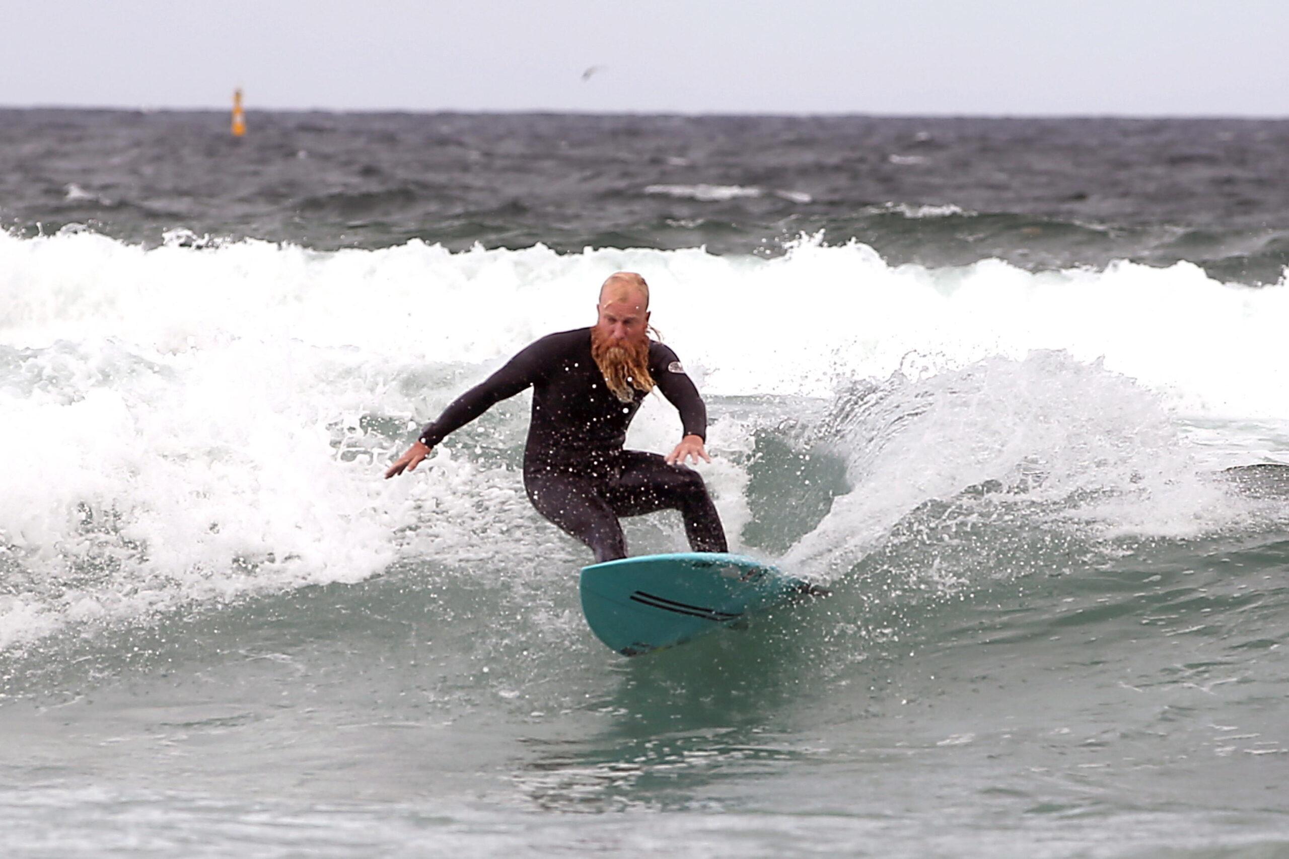 Surf, un australiano cavalca le onde per 40 ore di fila stabilendo il nuovo record mondiale