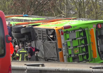 Germania, incidente sull’A9 vicino a Lipsia: Flixbus finisce fuori strada, morte cinque persone | FOTO