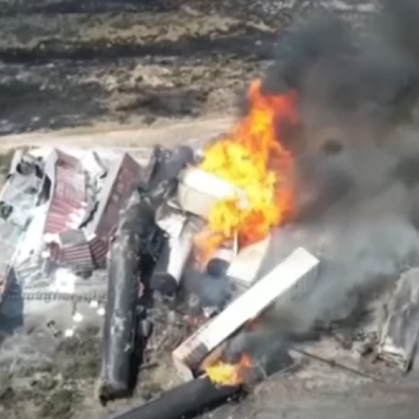 Usa, incidente ferroviario tra Arizona e New Mexico: treno merci deraglia e prende fuoco, non ci sono feriti | VIDEO