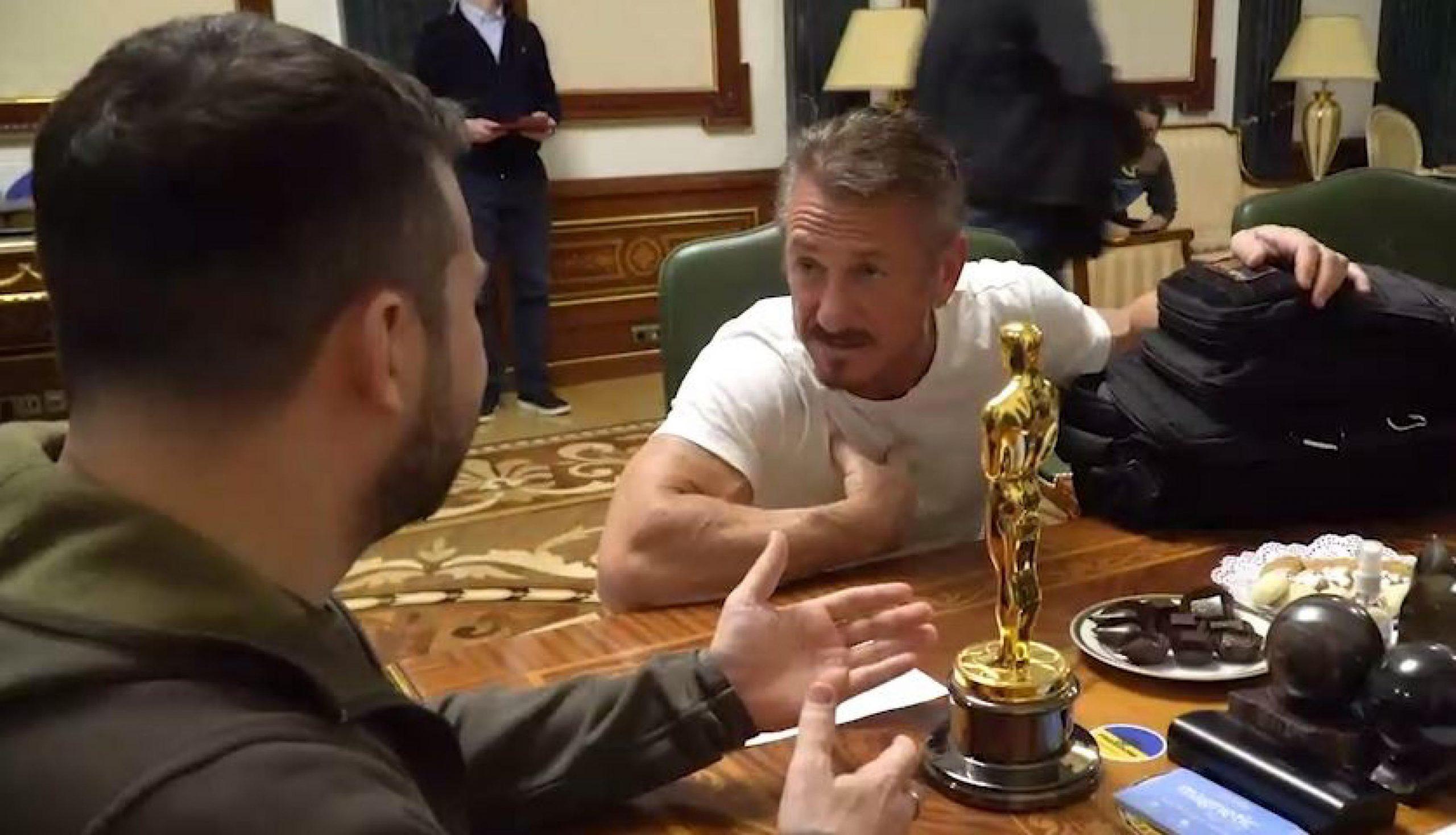 Sean Penn dona l’Oscar a Zelensky: resterà a Kiev fino alla vittoria