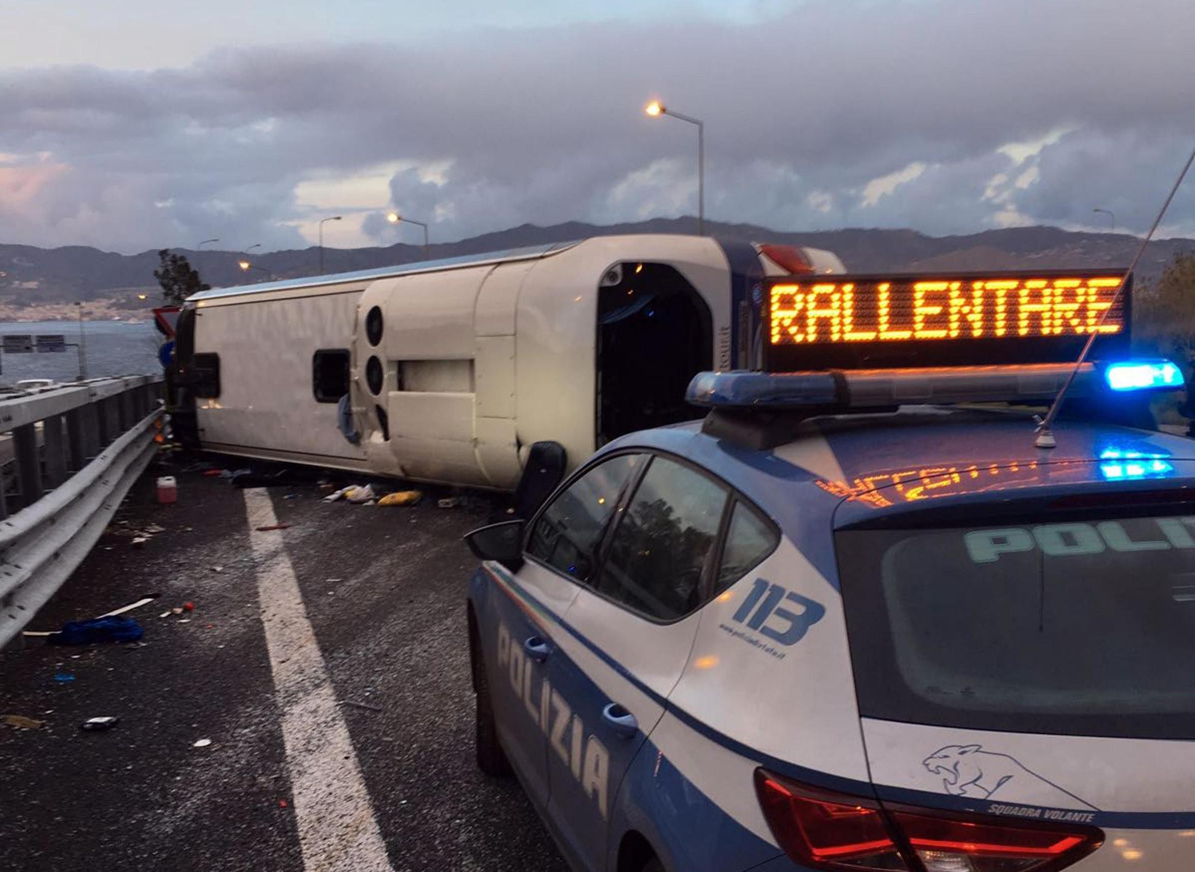 Autobus si ribalta sul raccordo A13 Bologna-Padova: 4 passeggeri feriti