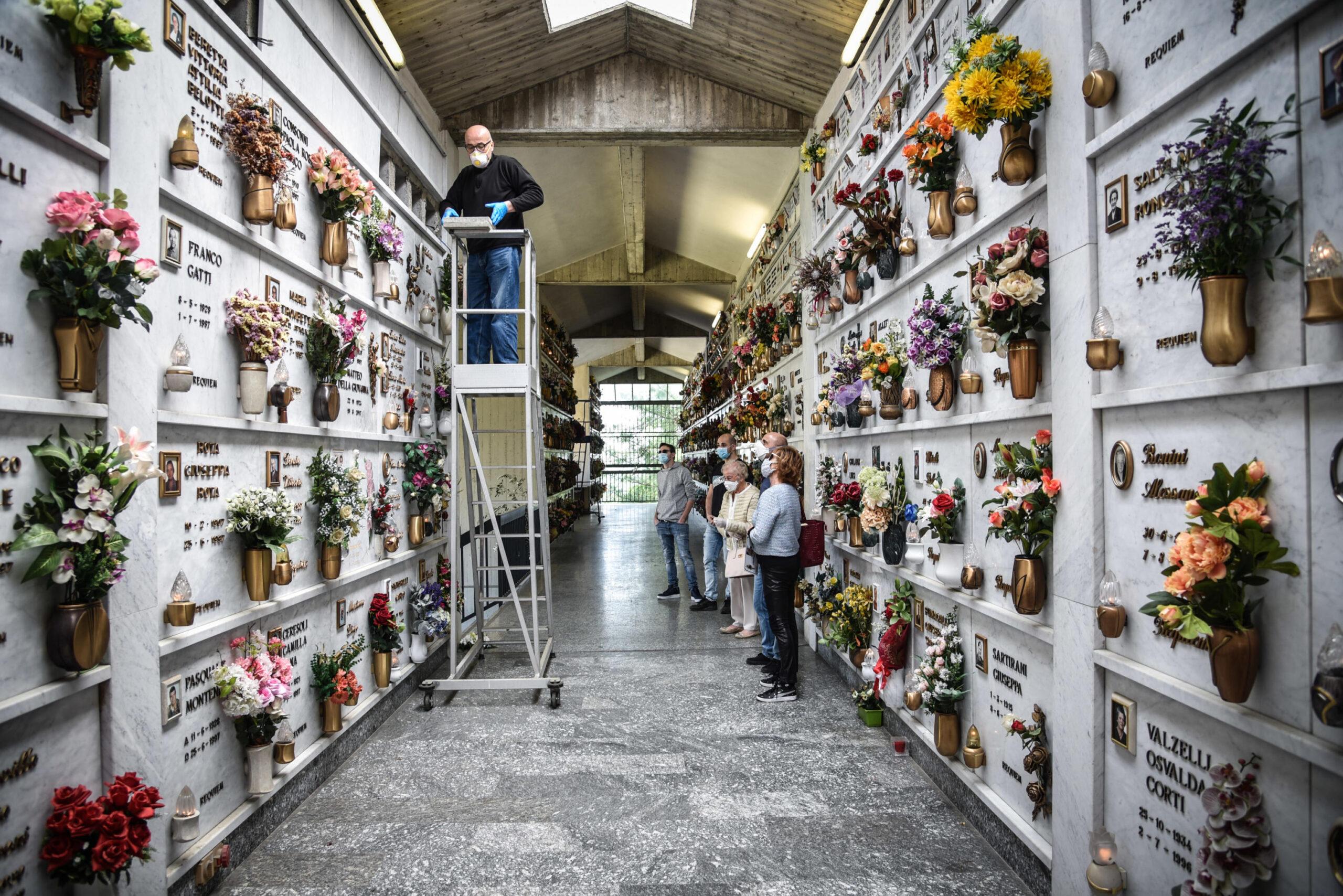 Siracusa, loculi occupati abusivamente: arrestati il direttore e un operaio del cimitero