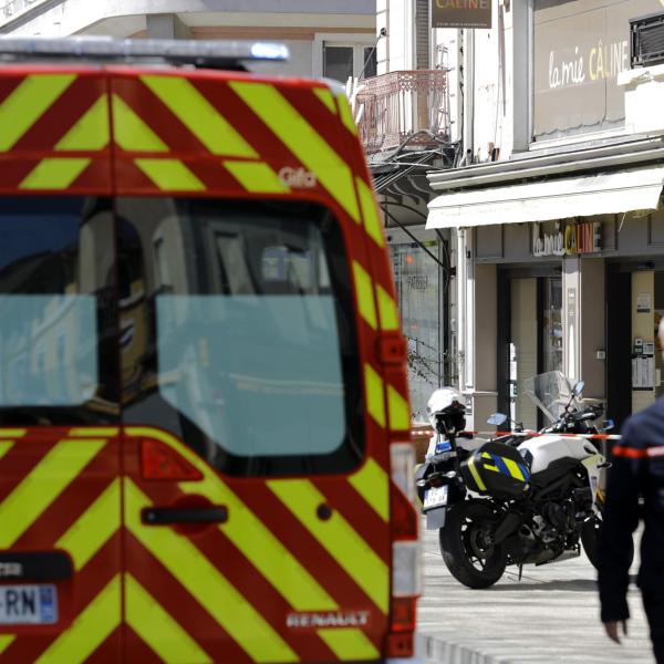 Francia, donna ebrea pugnalata in casa sua a Lione: l’aggressore ha inciso una svastica sulla porta