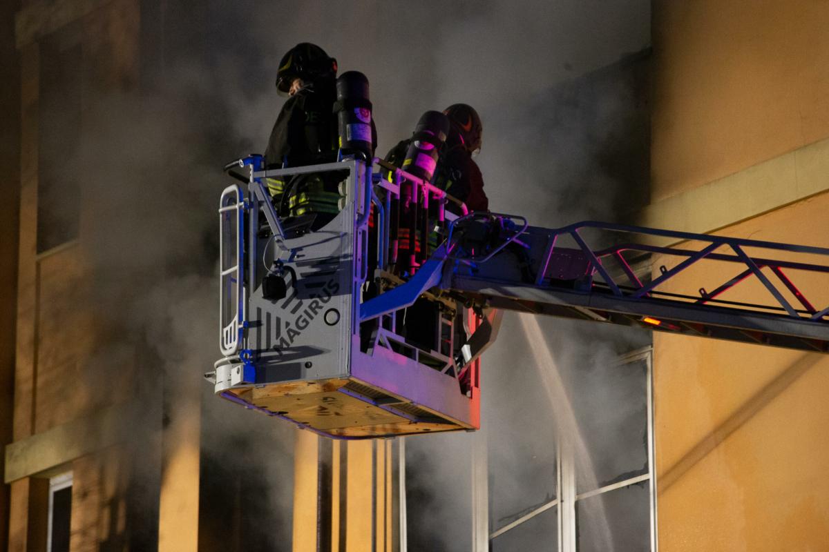 Torino, incendio nel bosco di San Germano Chisone: vigili del fuoco…