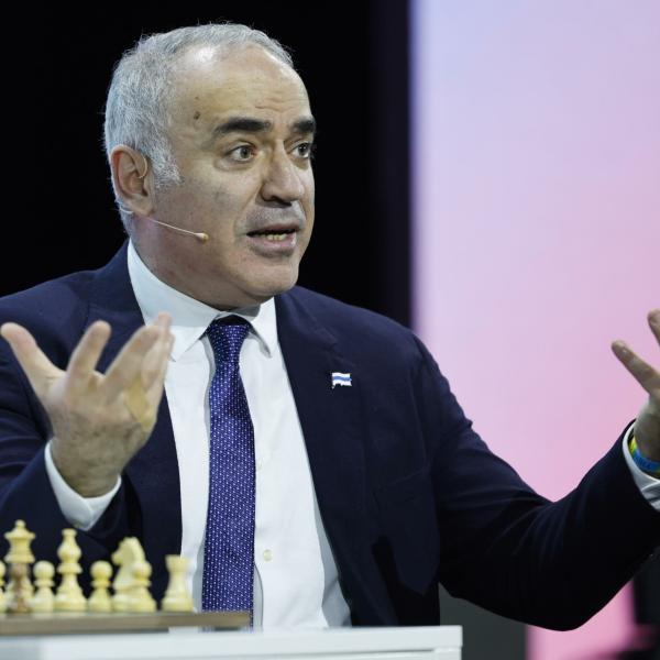 La Russia aggiunge l’ex campione di scacchi Garry Kasparov alla lista degli “estremisti”