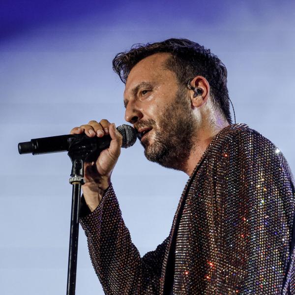 Bologna, Cesare Cremonini celebra la qualificazione europea suonando l’inno della Champions League al pianoforte | VIDEO