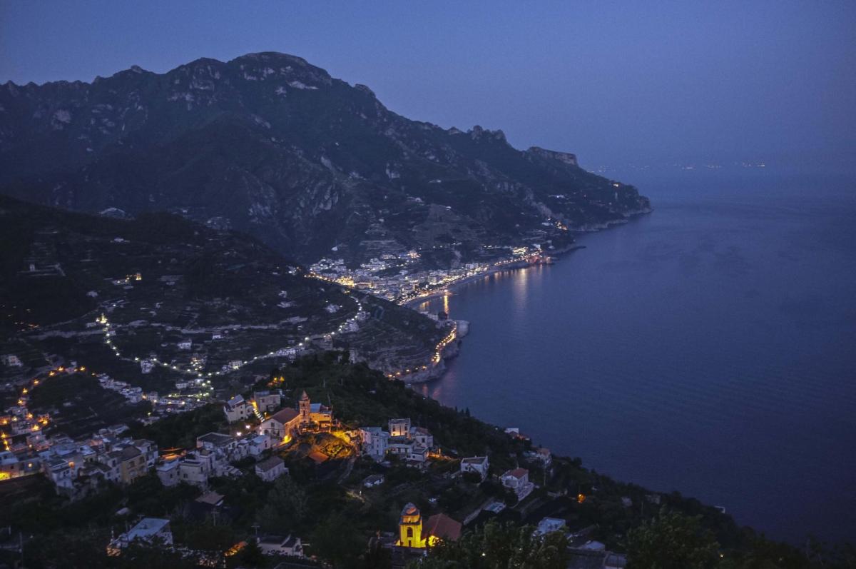 Terribile incendio nel Salernitano: blackout di 90 minuti in Costiera Amalfitana