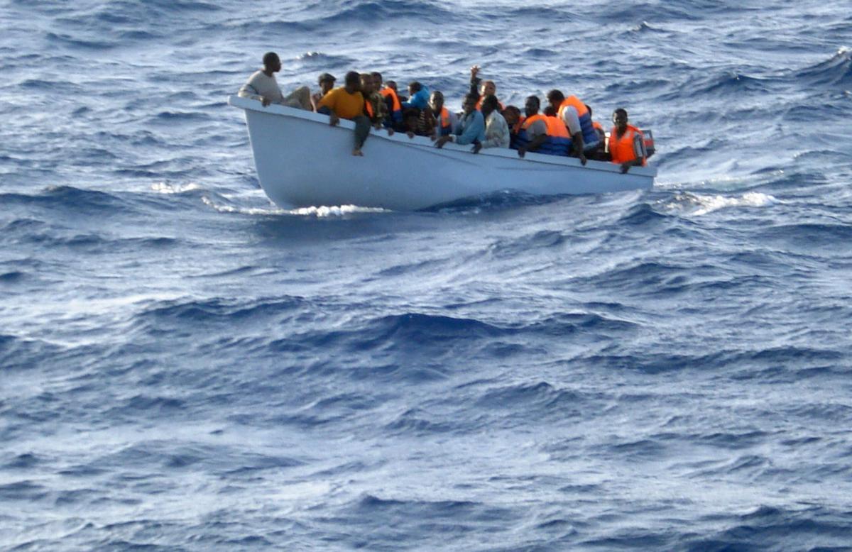 Migranti, barcone con 200 persone a bordo disperso al largo delle C…