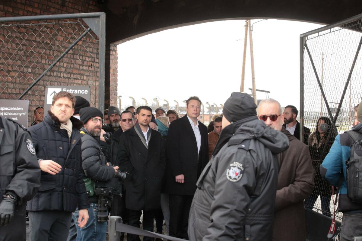 Dopo le strane posizioni sull’antisemitismo, Elon Musk in visita ad Auschwitz