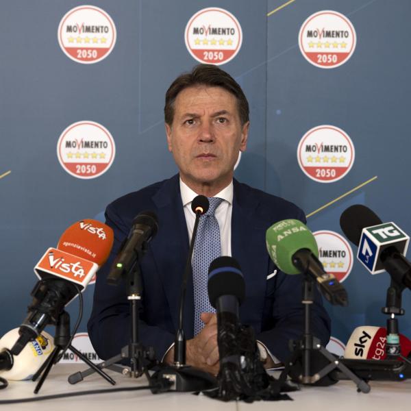 Dimissioni Conte, la lunga notte del Movimento 5 Stelle. L’ex premier: “Sono sul piatto della cena”. Poi annuncia una costituente in autunno. E i suoi fedelissimi lo sostengono | VIDEO