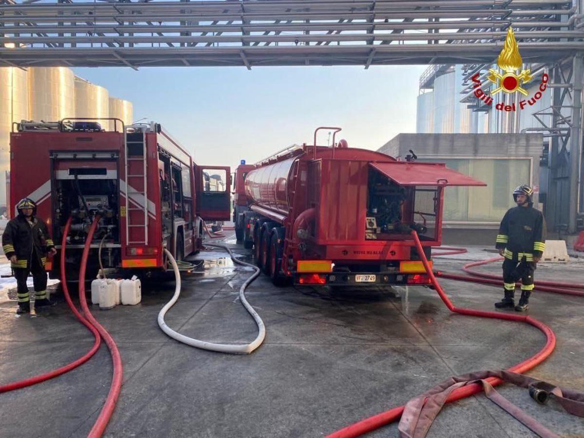 Milano, esplosione e incendio in negozio di auto: due intossicati