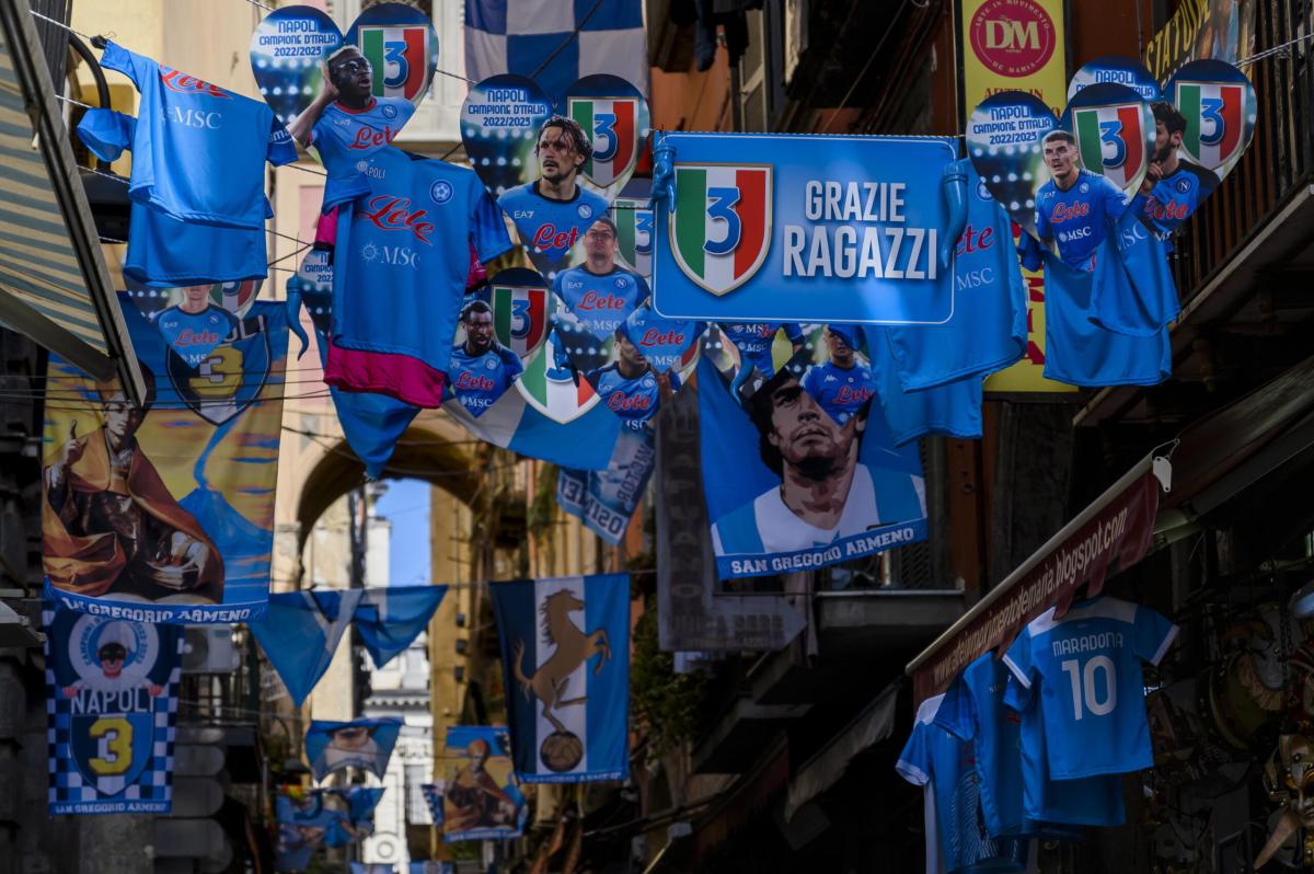 Scudetto Napoli, sequestrate maglie contraffatte per un valore di 8…