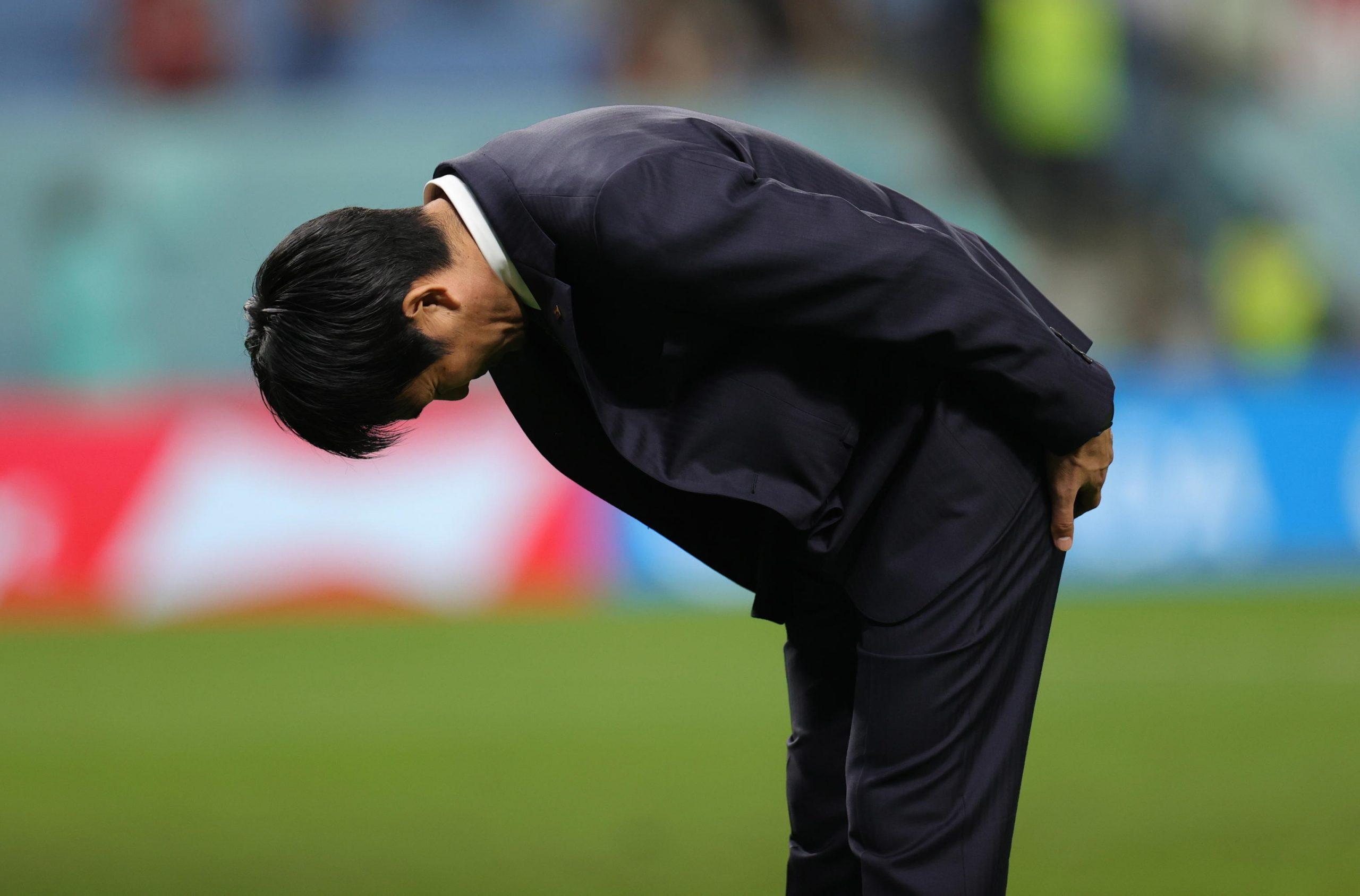 Gli appunti sul taccuino, le sostituzioni geniali, l’inchino ai suoi tifosi: Hajime Moriyasu saluta il Mondiale