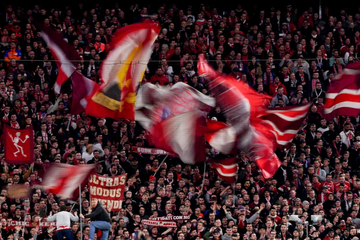 Striscione dei tifosi del Bayern Monaco contro Piantedosi per il di…