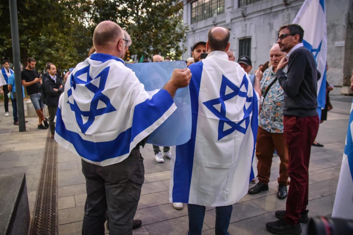 Milano, presidio pro Israele in piazza Castello: presenti Attilio F…