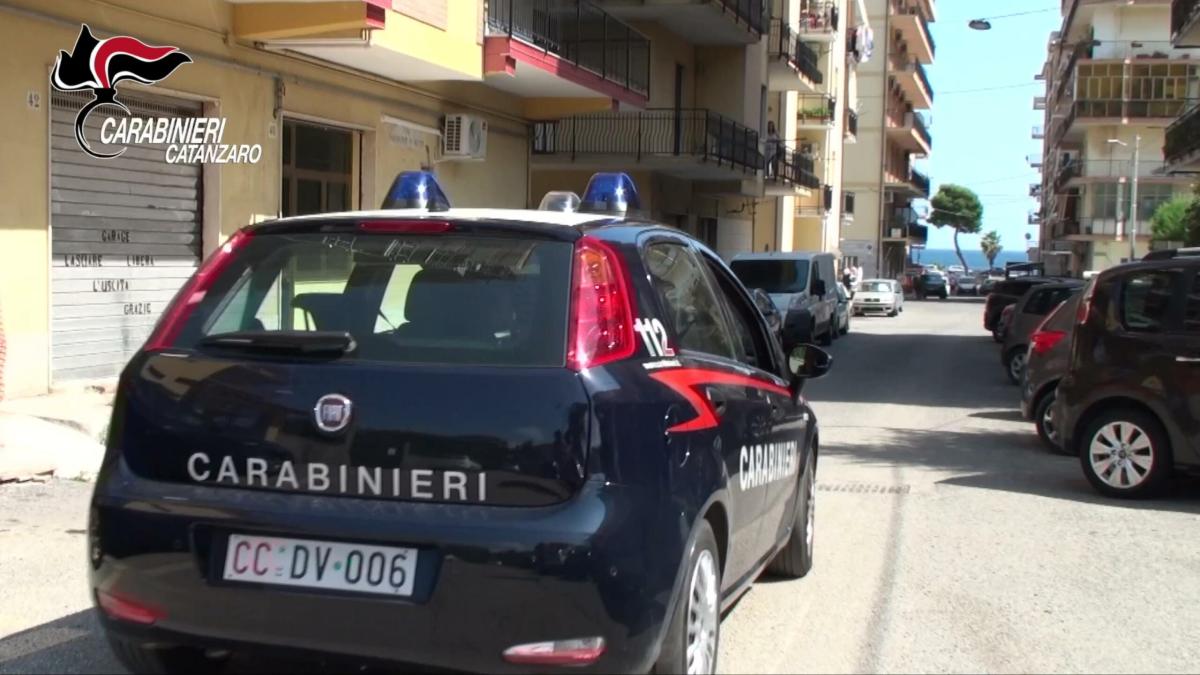 Catanzaro, sfonda a colpi d’ascia la porta della padrona di casa: a…