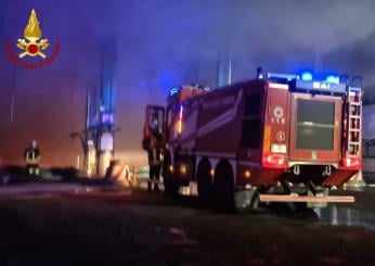 Ancona, incendio a Castelfidardo: in fiamme una fabbrica di strumenti musicali, vigili del fuoco a lavoro