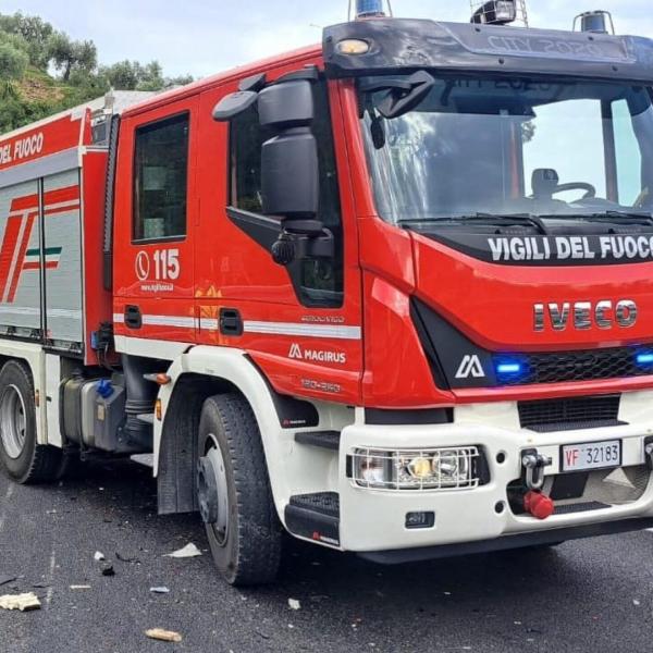 Rieti, incendio nel polo logistico di Passo Corese: in fiamme il tetto di un capannone, sul posto i vigili del fuoco