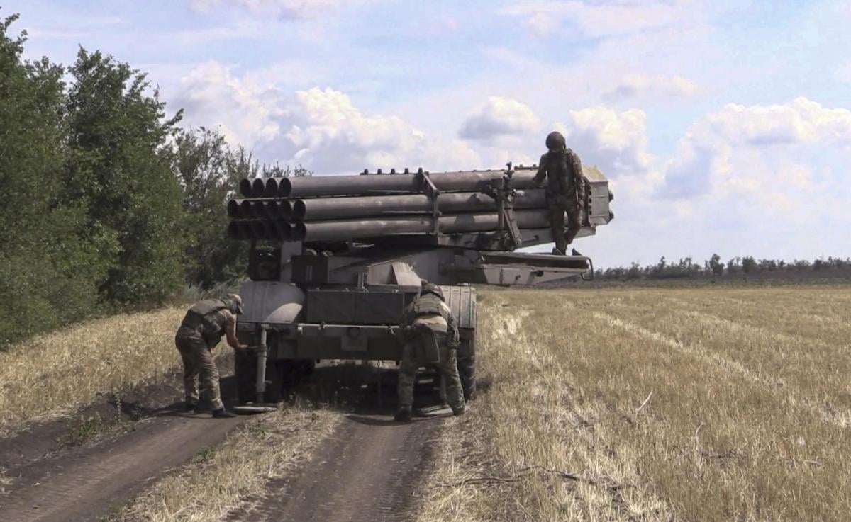 Guerra in Ucraina, distrutto un altro ponte a Kursk. La minaccia di Lukashenko: “Kiev si sieda al tavolo dei negoziati o sarà distrutta” | VIDEO