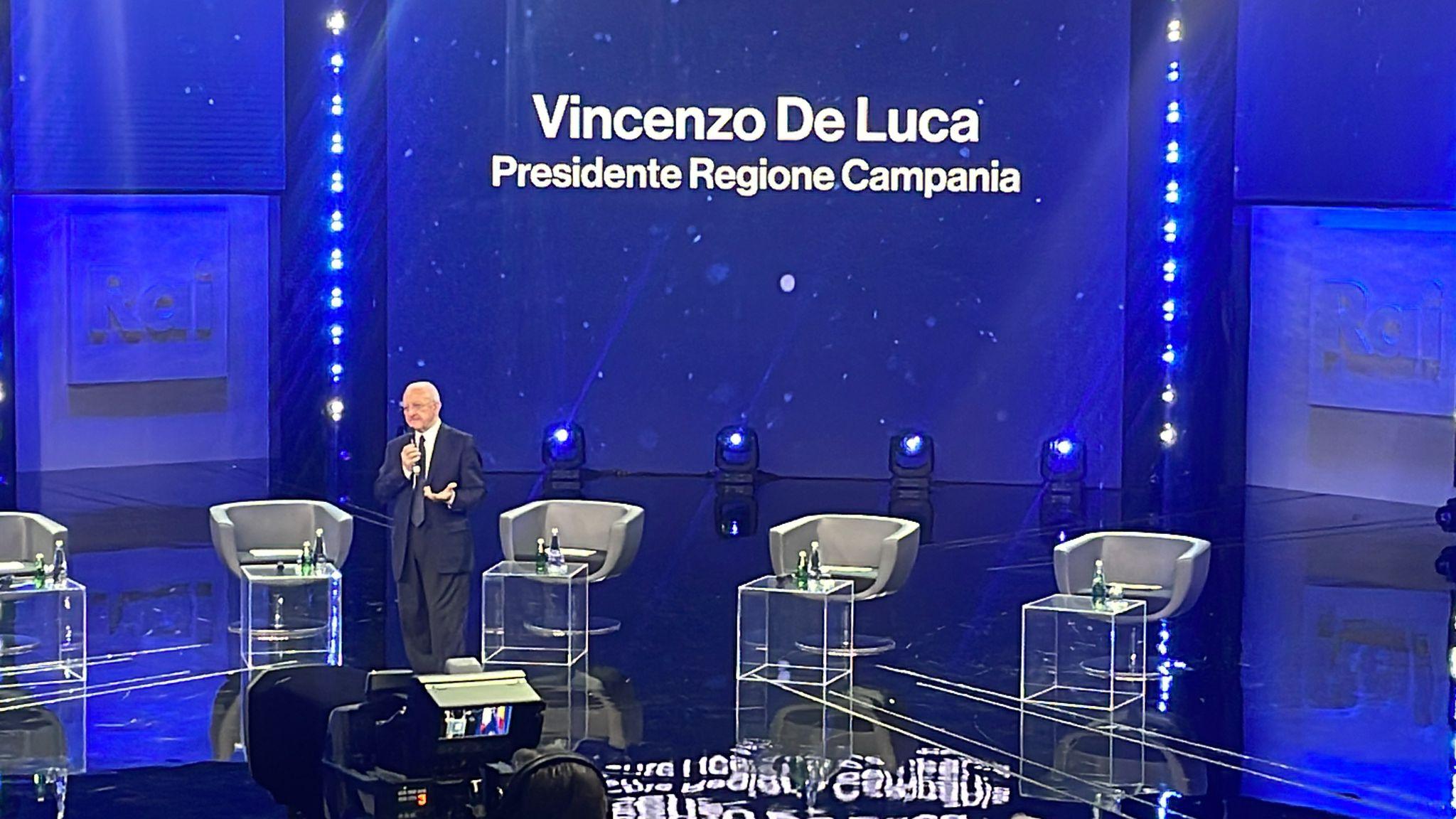 Palinsesti Rai, il presidente De Luca demolisce la Berlinguer: “Con lei e Corona, Mediaset ha preso una sola” | Video