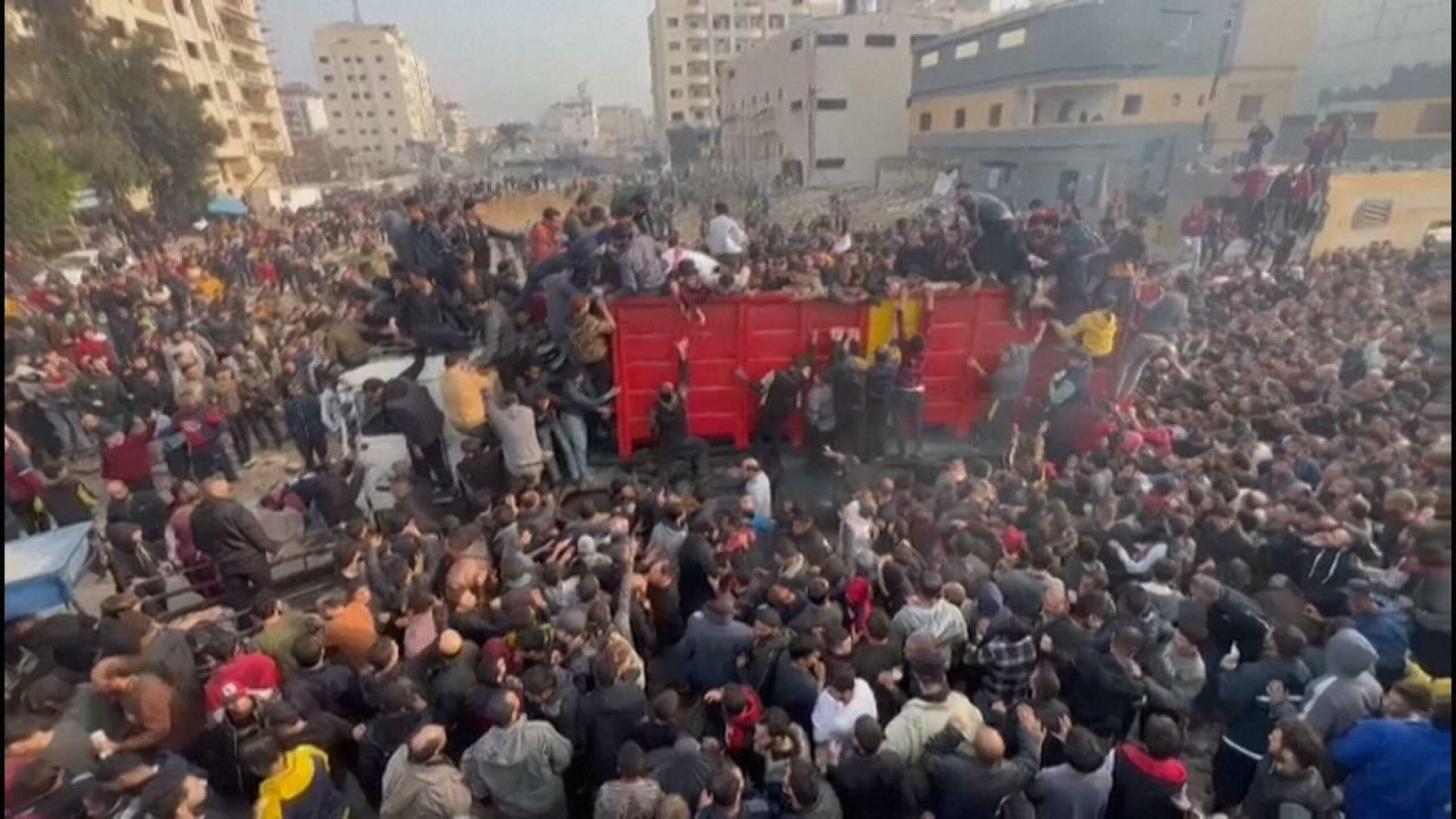 Il camion d'aiuti umanitari preso d'assalto a Gaza.