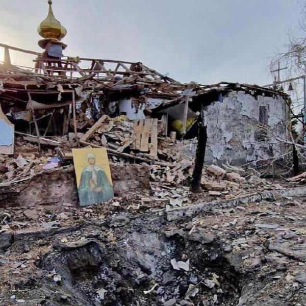 Guerra in Ucraina, Kiev accusa Mosca di aver bombardato chiesa ortodossa. Zelensky: “Fede incrollabile nella nostra vittoria”