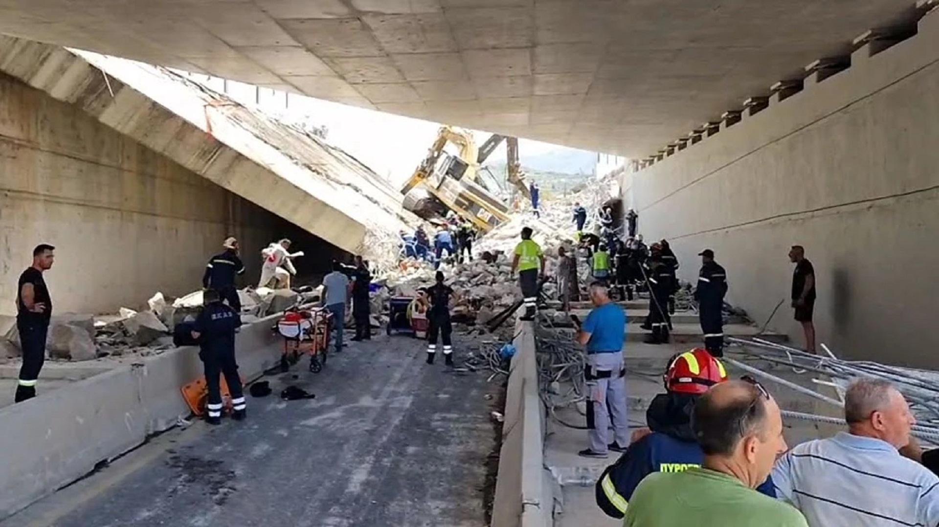 Grecia, crolla un ponte in ristrutturazione a Patrasso. Un morto e due dispersi | Video