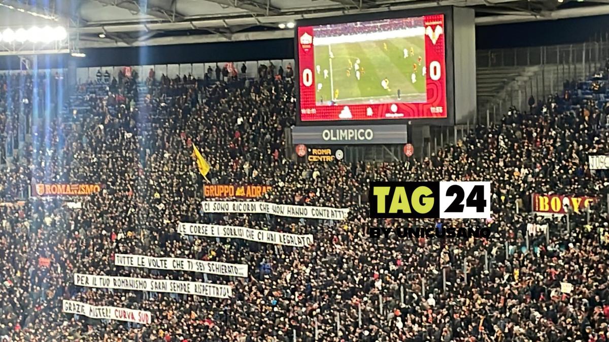 Roma – Verona l’omaggio a  Mourinho con un lungo striscione: “Grazie mister” e tanti cori | FOTO, VIDEO