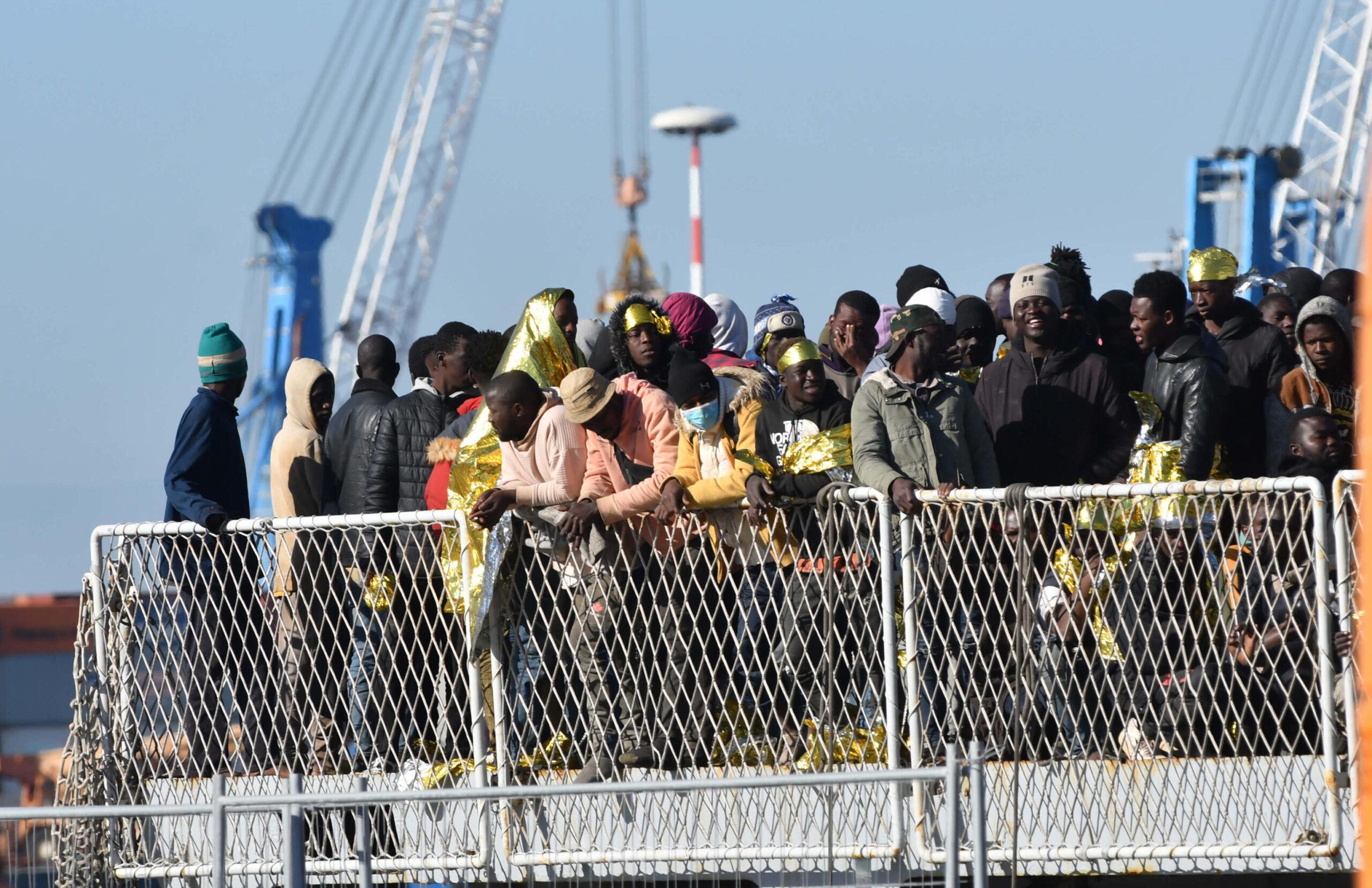 Emergenza migranti all’hotspot di Lampedusa, 250 trasferiti a Catania