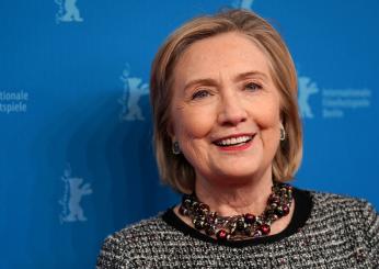 Hillary Clinton al fianco di Greta Gerwig e Margot Robbie ‘snobbate’ dagli Oscar 2024: “Siete molto più di ‘Kenough”