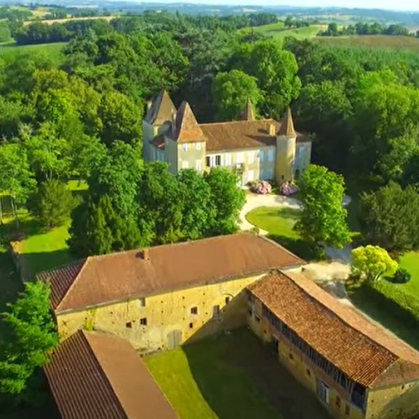 Francia, in vendita il castello d’Artagnan. Chi sarà il prossimo proprietario?