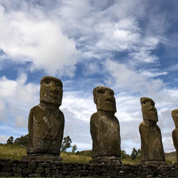 Isola di Pasqua, statue Moai danneggiate dalle fiamme